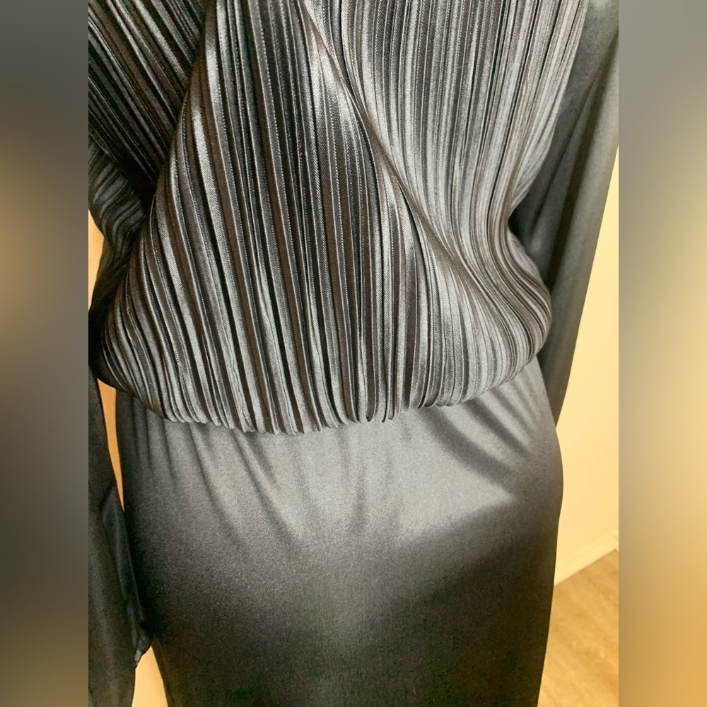 Elegant Black Pleated Dress - Picture 7 of 10